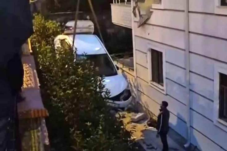 Sakarya'da otomobil apartman dairesine çarptı