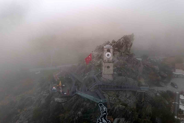 Sivrihisar'da sis dağları kapladı, dronla görüntülendi