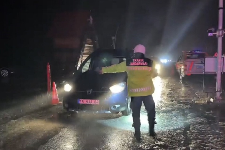 Uludağ'da kar kalınlığı 20 santimetreyi buldu; jandarmadan kış lastiği denetimi