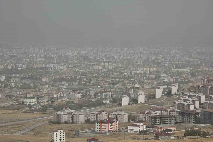 Van'da Basra Körfezi kaynaklı toz bulutları görüş mesafesini azalttı