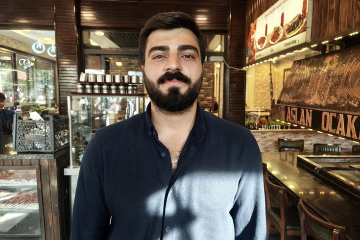 Diyarbakır'da nefes borusuna salatalık kaçan müşteriyi hemşirelik mezunu lokanta çalışanı Heimlich manevrasıyla kurtardı