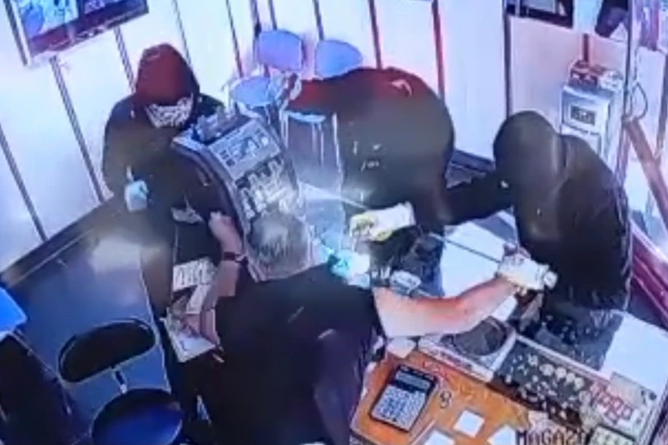 Gaziantep'te kuyumcuya silahlı ve biber gazlı soygun kamerada! 850 gram altını alıp kaçtılar