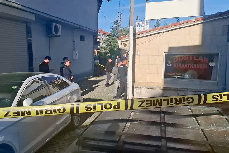 Akşehir'de kahvehaneye av tüfeğiyle gelip rastgele ateş açtı! Ailesini görmeye gelen genç hayatını kaybetti
