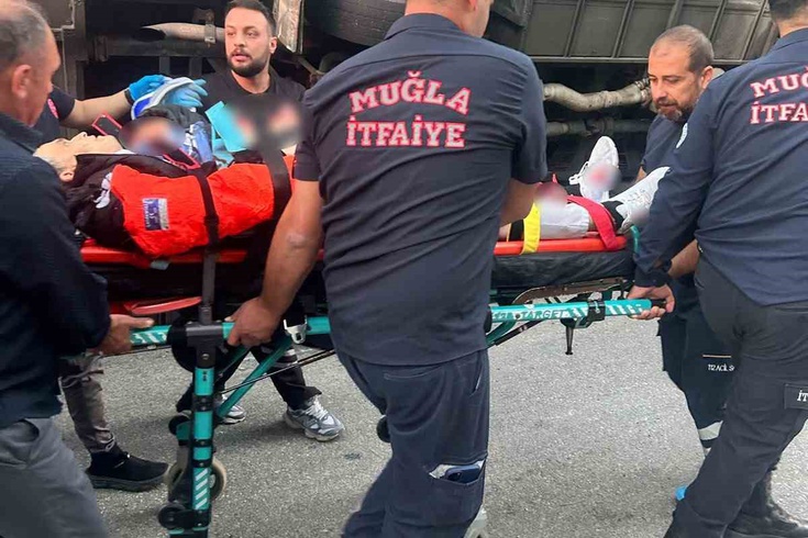 Marmaris'te servis devrildi: 3 yaralı
