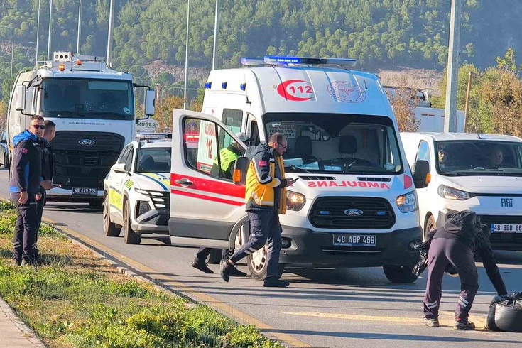 Menteşe'de Motosiklet ile Otomobil Çarpıştı: Sürücü Yaralandı