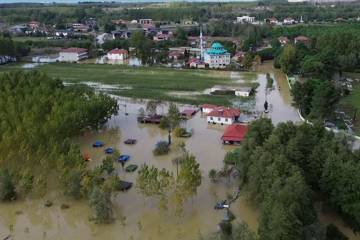 Karasu'da Acarlar Longozu çevresindeki ev ve iş yerleri su altında kaldı