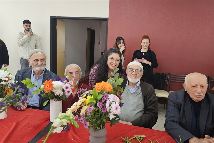 Atakum'da Huzurevi Sakinlerine Çiçek Tedavisi