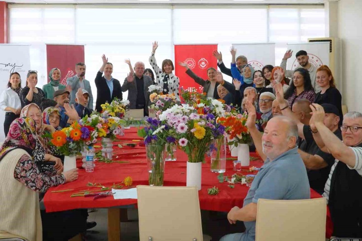 Samsun'da yaşlılar çiçeklerle terapiye katıldı