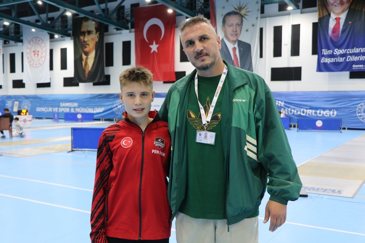 Cihangir Pehlivan, kılıçturnamada alt kategori şampiyonluğuna erdi