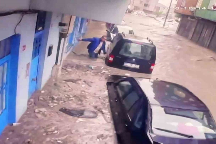 Sarıyer'de sel anları kamerada