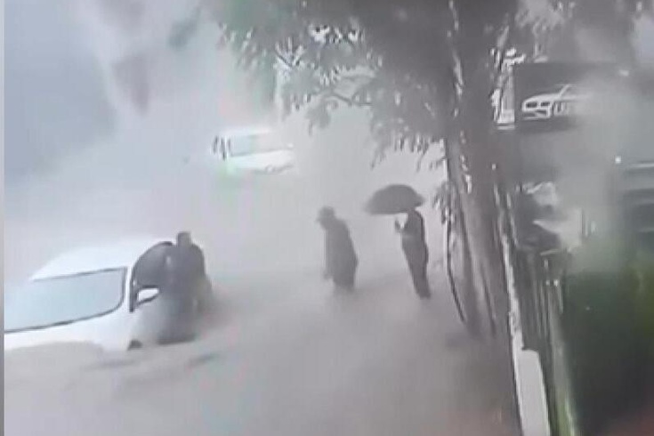 Sarıyer'de esnaf selde mahsur kalan sürücüyü kurtardı