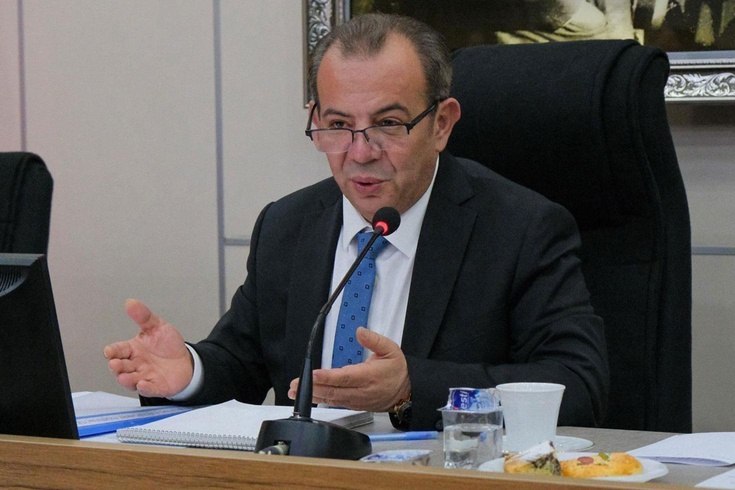طلب تانجو أوزجان من المحكمة تبرئته بهذه الكلمات: سأجلس في البيت مثل القط دون أن أمس الماء والصابون