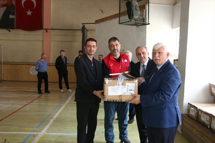 Of'ta Kızılay'dan öğrencilere giysi desteği