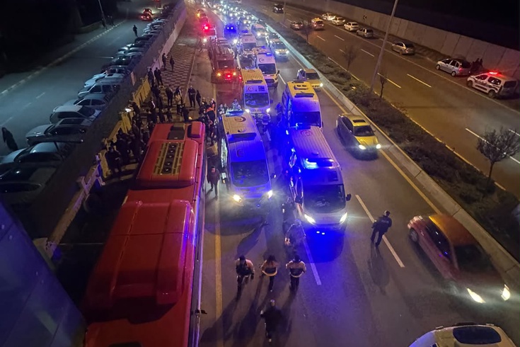 Etimesgut'ta EGO Otobüsü Üst Geçide Çarptı: 24 Yaralı