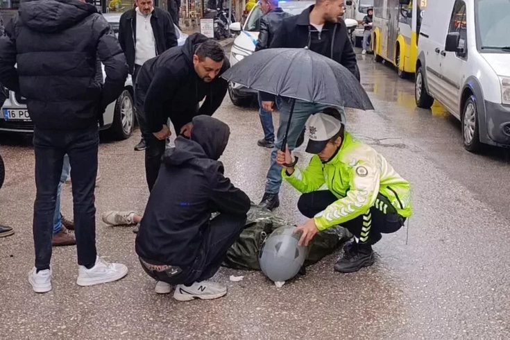 Yağmur altında yaptığı hareket karşılıksız kalmadı! Kadın polise anlamlı ödül