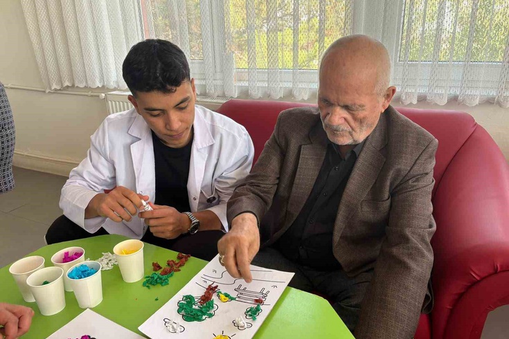 ESOGÜ Hemşirelik öğrencileri Eskişehir huzurevi sakinleriyle buluştu