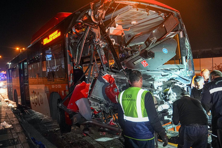 Municipal bus crashes into overpass in Ankara: 24 injured