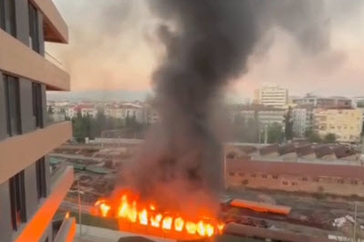 İzmir Konak'ta patlama kaynaklı yangın vagonu kullanılamaz kıldı