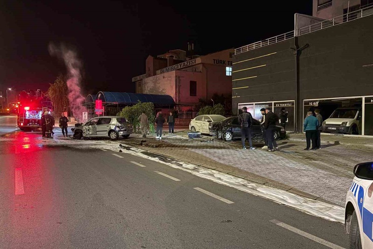 Kayseri'de otomobil alev aldı, 2 yaralı