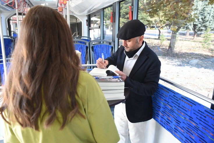 Ramazan Öner trambüste imza etkinliği yaptı