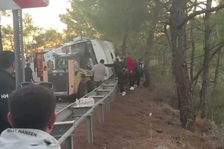 Marmaris'te otel servisi devrildi: 14 yaralı