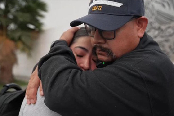 The American female soldier returned from duty and found her father deported.