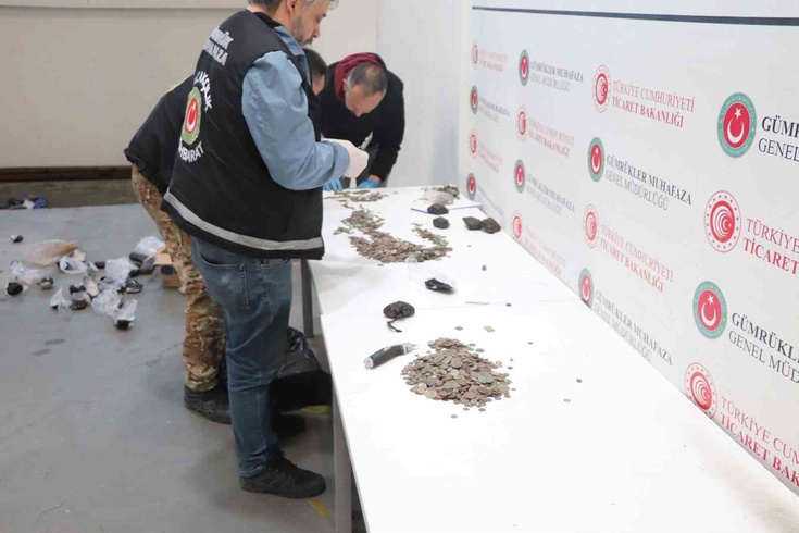Yunanistan'a giden tırın yemek dolabından 5 bin 685 sikke çıktı! Edirne'de 7 bin 160 tarihi eser ele geçirildi
