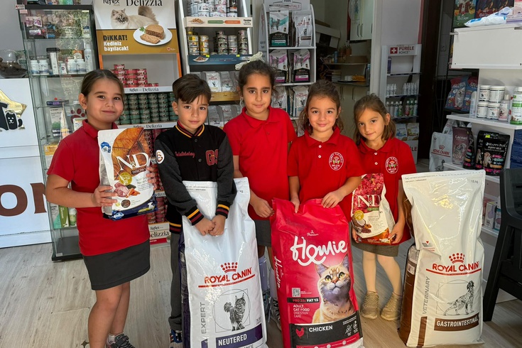 İzmir Selçuk'ta öğrenceler fotoğraf satışıyla barınak hayvanlarına yardım etti