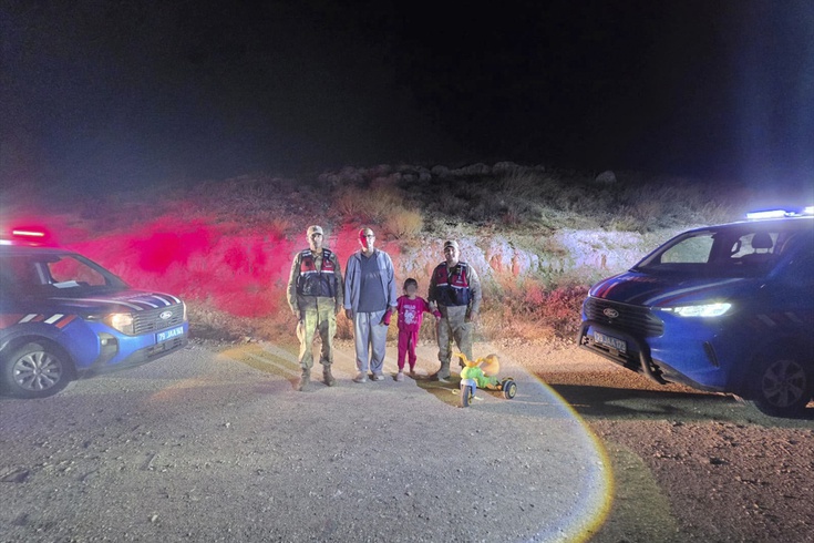 The 6-year-old autistic girl who went missing in Kilis was found through a drone-supported search! She was handed over to her family.