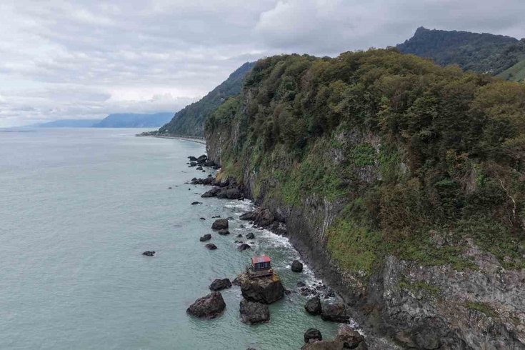 In Artvin, young people built a house on top of an 8-meter rock in the sea! Martıevi can only be reached by boat.