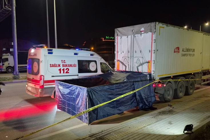 Bandırma'da motosiklet tıra çarptı