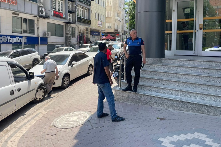 In Bilecik, he tried to sell magazines by saying 'My child is sick'! It turned out that 2 vehicles are registered in his wife's name.