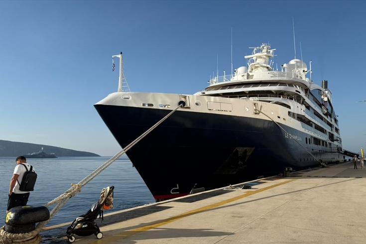 Bodrum'da üç gemi binlerce yolcu indirdi
