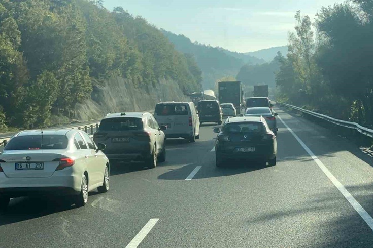 Bursa-Ankara yolunda türbin kanadı taşıyan tırlar için trafik durdu