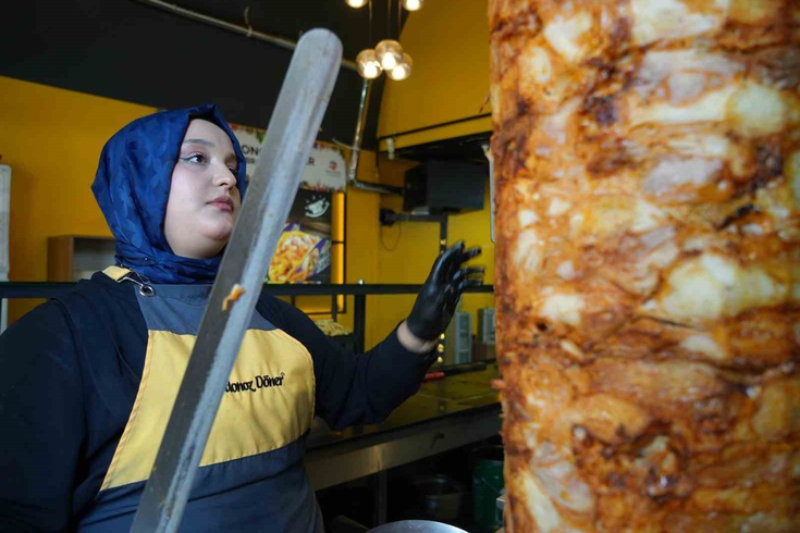 Ailesi 'erkek işi' dedi, o vazgeçmedi! 15 yaşında komi olarak başladı, 20'sinde döner ustası oldu