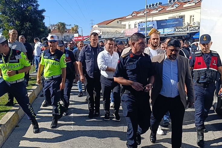 Evrenseki'de esnaf sahil yolunu kapattı