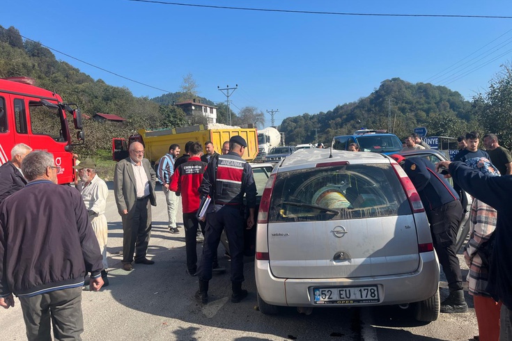 Ünye'de Otomobil Kamyonuna Çarptı