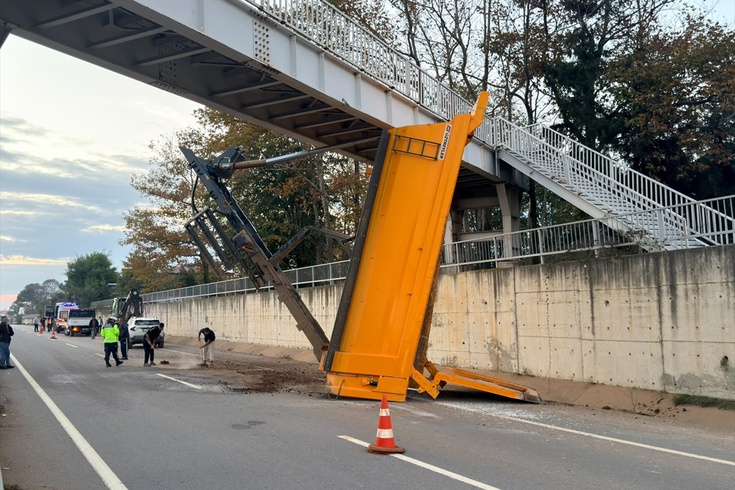 Sakarya'da açık damperiyle üst geçide çarpan kamyonun damperi koptu, geçitte asılı kaldı: 2 ağır yaralı