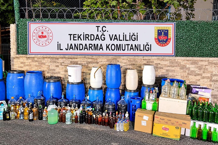 Tekirdağ'da 73 yaşındaki adamın evinden 1 ton 120 litre sahte şarap çıktı