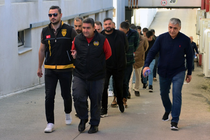 They staged 76 accidents and defrauded 17 insurance companies! 80 suspects are at the courthouse in the Adana-based operation