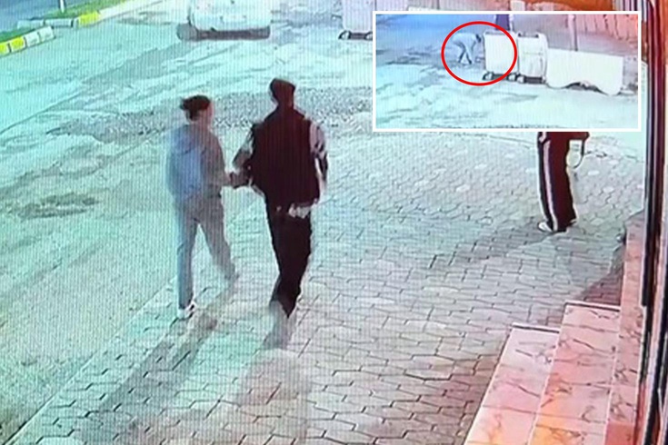 Yemek yiyen kediye taşla vurdu! Hiçbir şey olmamış gibi yoluna devam etti