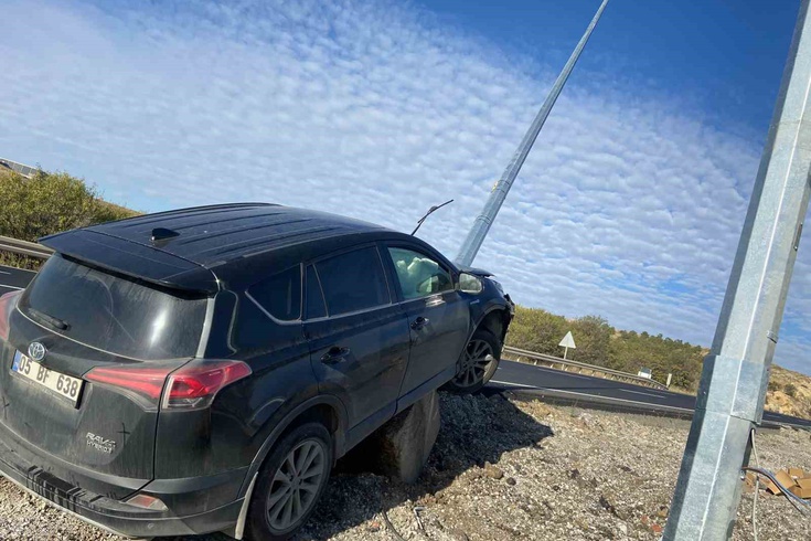 Elmadağ'da aydınlatma direğine çarpan otomobilde 2 yaralı