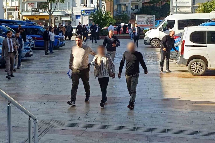 لقاء غير متوقع في الحب المحرم! صادف زوجته في منزل عشيقته، فعمّت الفوضى