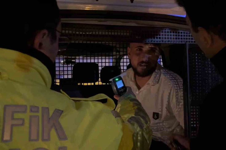 Bursa'da polisten kaçarken lambaya çarpan alkollü sürücü: 'Arabayı babamdan habersiz çaldım, haber verin'