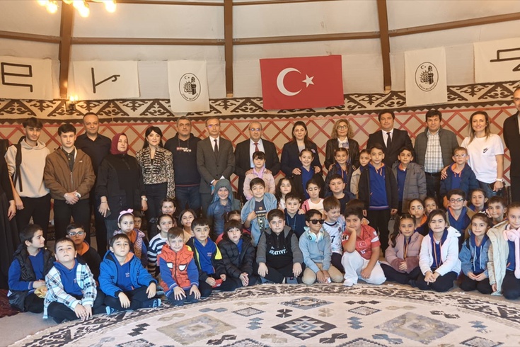 Çorum'da düzenlenen Masal Şenliği'nde çocuklara masal okundu, türküler söylendi