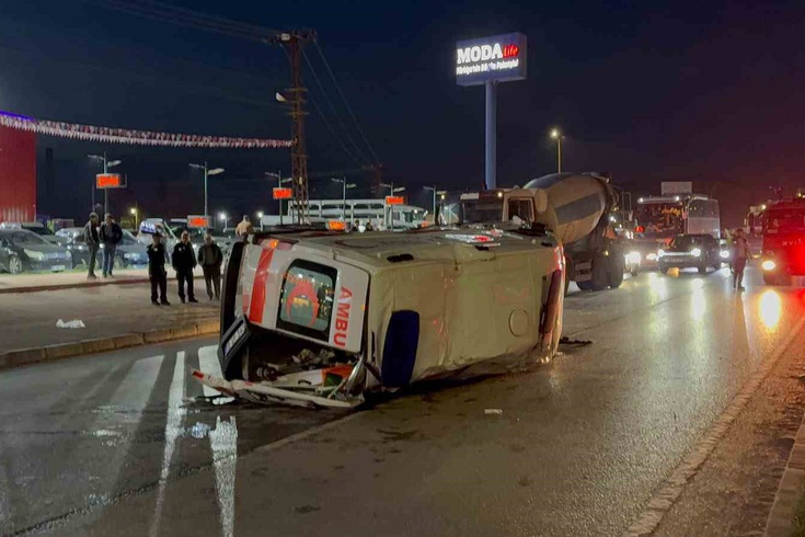 Çorum'da özel hastane ambulansı otomobille kavşakta çarpıştı, 6 kişi yaralandı