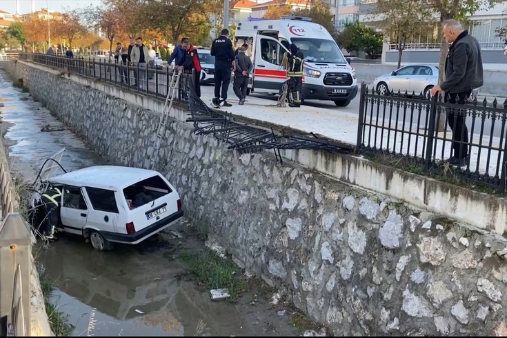 Çorum'da park halindeki araca çarpan otomobil kanala devrildi, sürücü alkollü çıktı