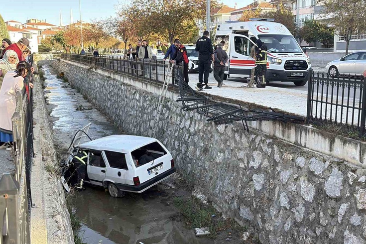 Çorum'da savrulan otomobil korkulukları aşıp dereye düştü, sürücü yaralandı