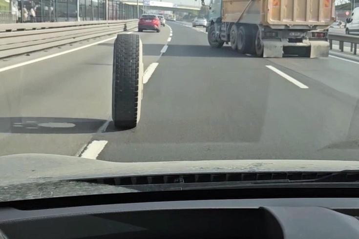 Cevizlibağ'da Kamyon Lastikleri Yola Fırladı