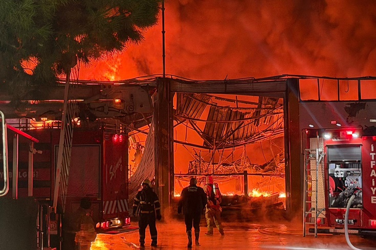 Manisa OSB'de akü fabrikasında büyük yangın